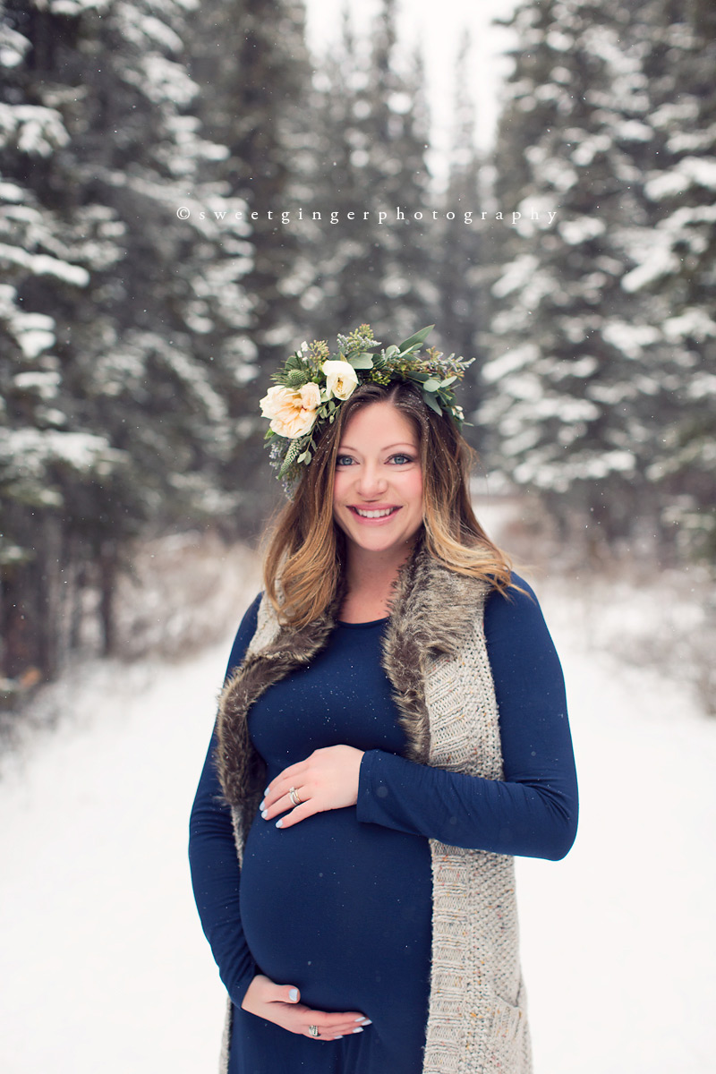 Winter Wonderland | pregnancy photos calgary | - sweetgingerphotography.com